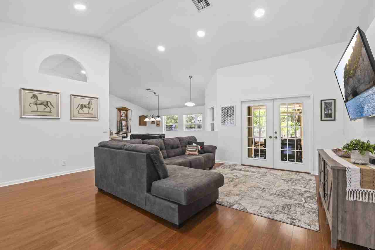 13885 Sheffield St - Photo 7 of 33