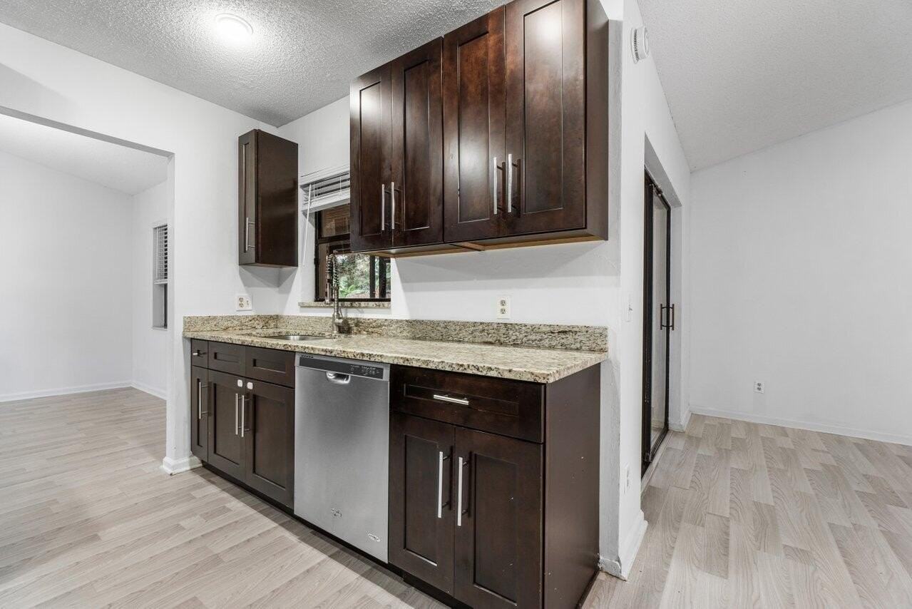 190 Parkwood Dr S - Photo 5 of 24