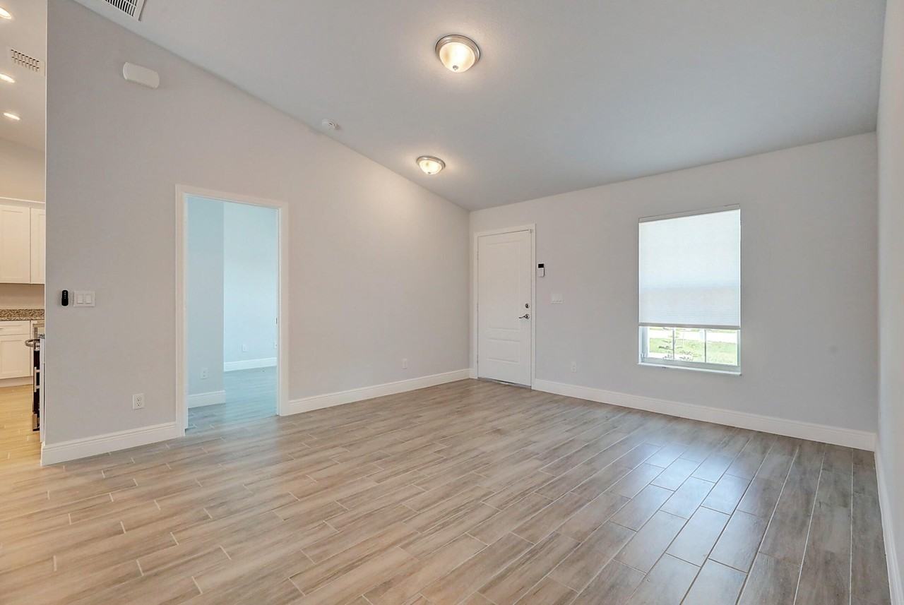2352 Sw Plum Ct - Photo 4 of 38