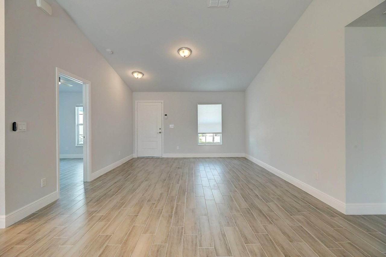 2352 Sw Plum Ct - Photo 5 of 38