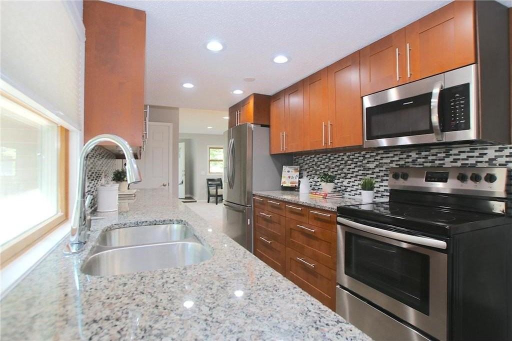 2320 Jonquil Ln N - Photo 6 of 26