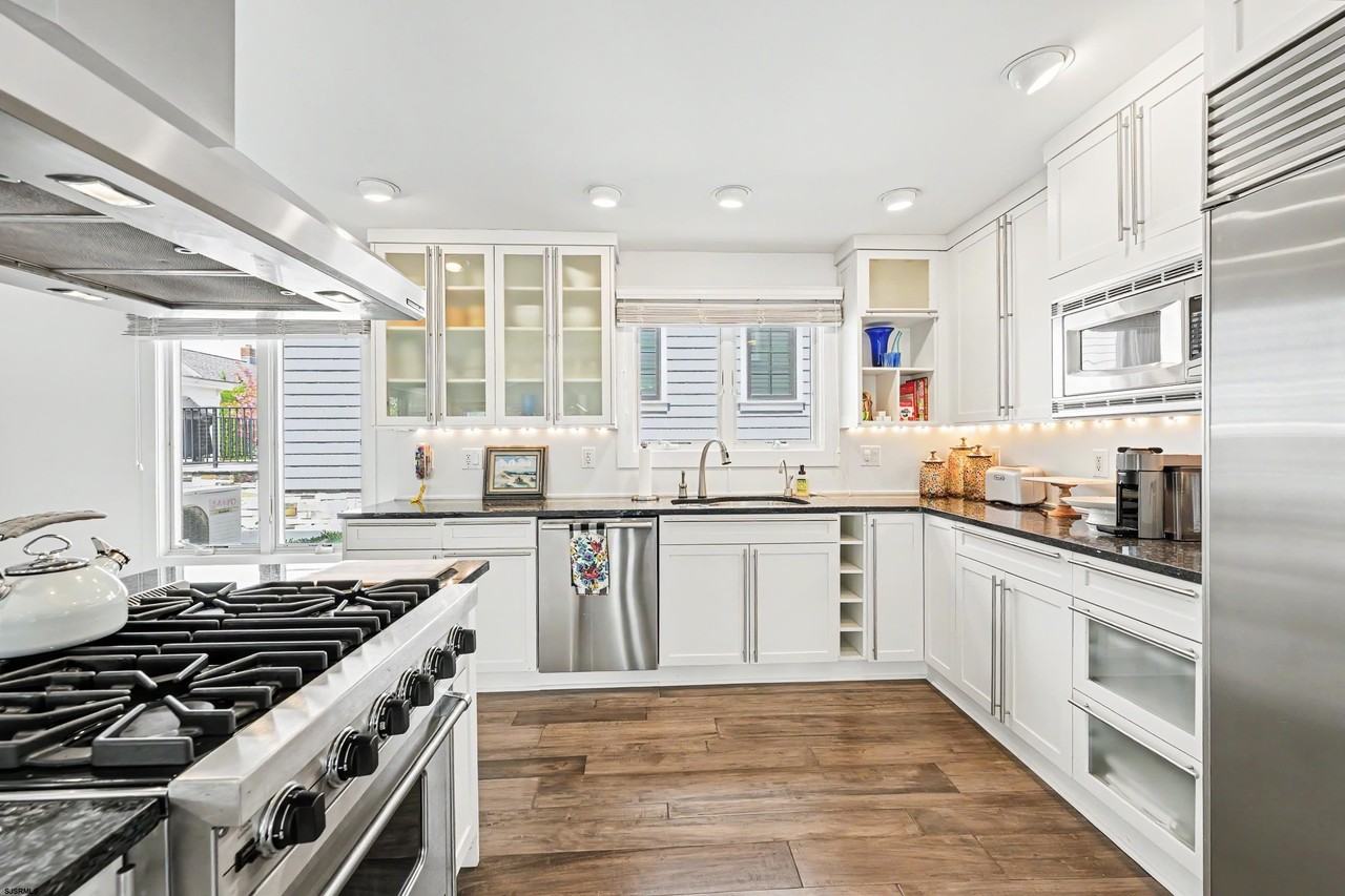 3405 Ventnor Ave - Photo 3 of 32