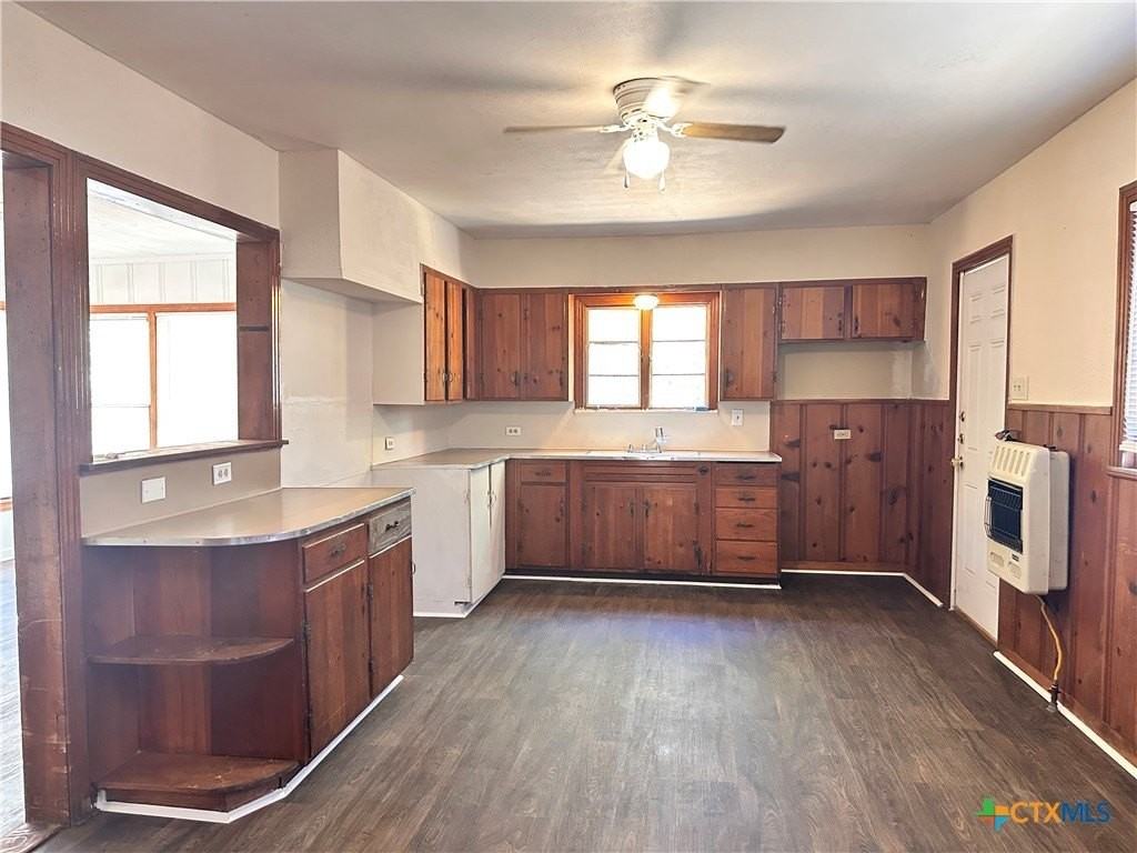 1010 Academy St - Photo 2 of 21