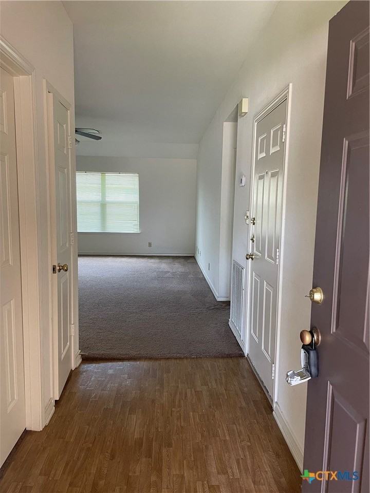 111 Jocelyn Cir - Photo 3 of 11