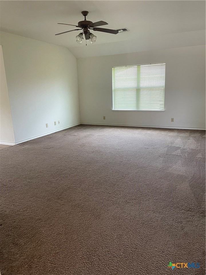 111 Jocelyn Cir - Photo 4 of 11