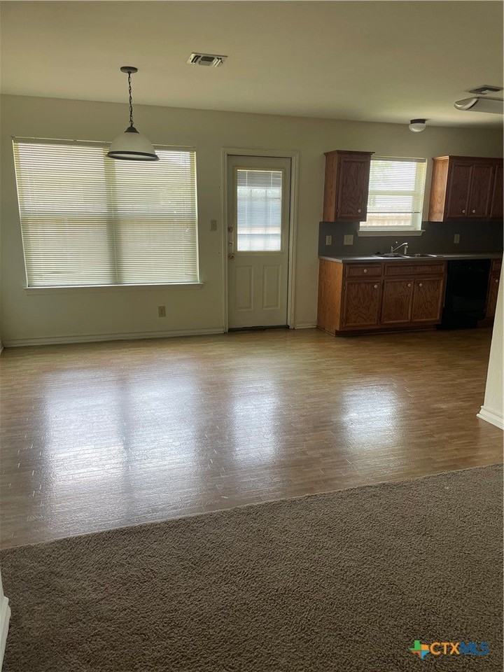 111 Jocelyn Cir - Photo 5 of 11