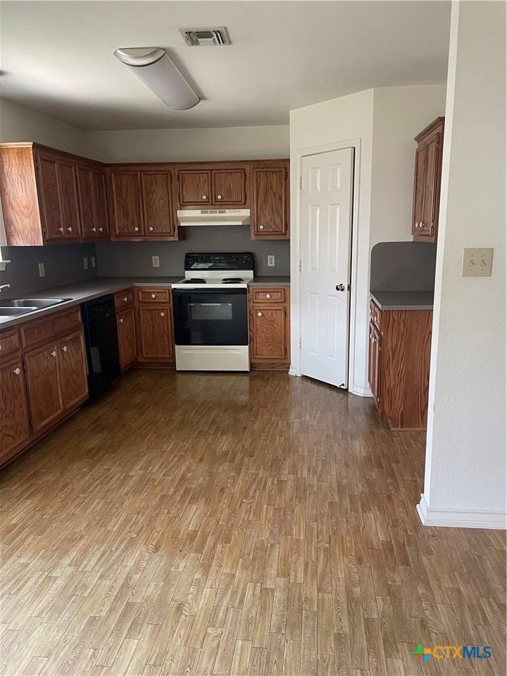 111 Jocelyn Cir - Photo 6 of 11