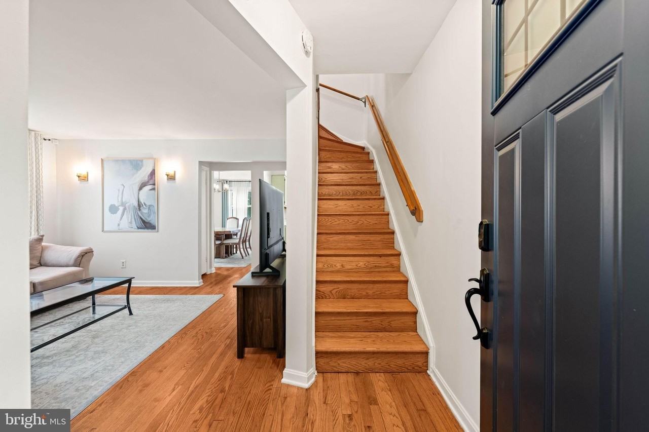 139 Hawaii Ave Ne - Photo 2 of 22