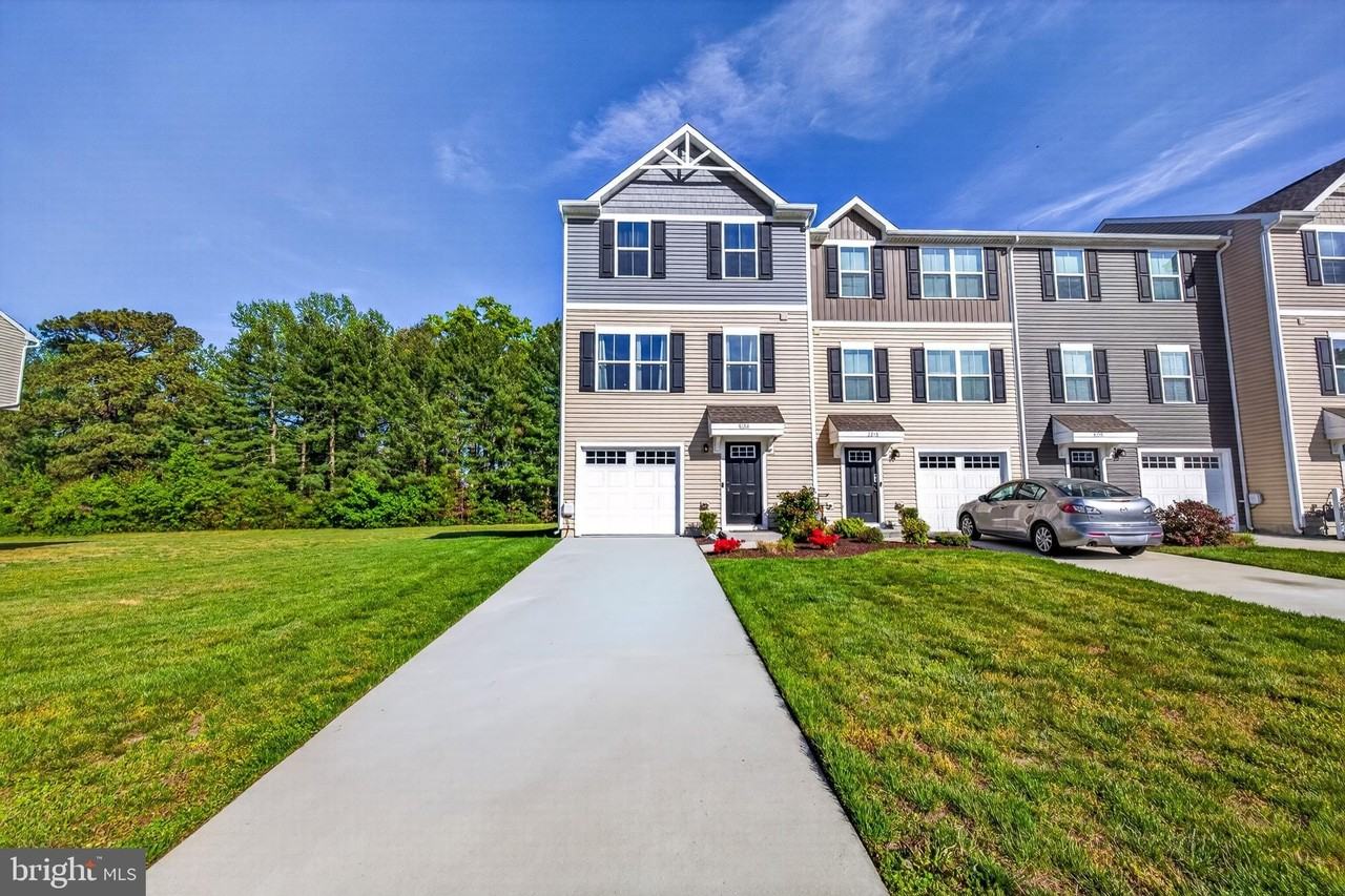6364 Pebblebrook Dr - Photo 3 of 32