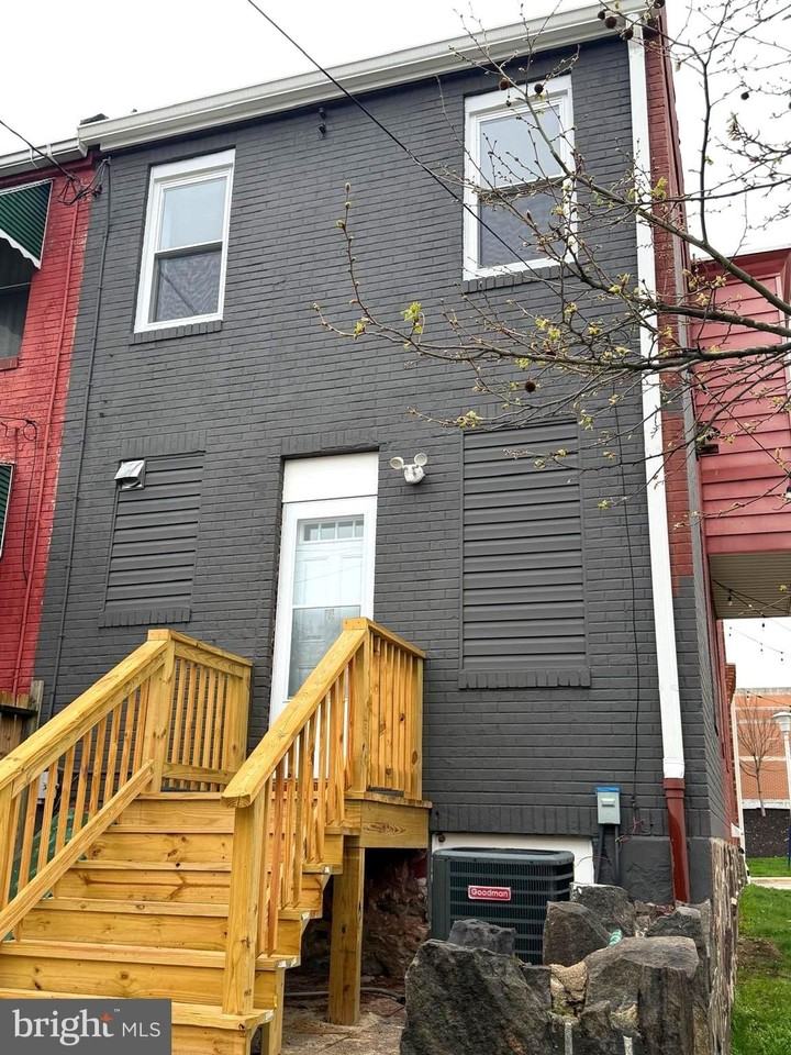 301 Cornwall St - Photo 2 of 2