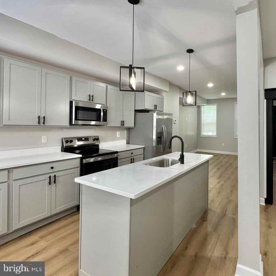 2216 Whittier Ave - Photo 2 of 15