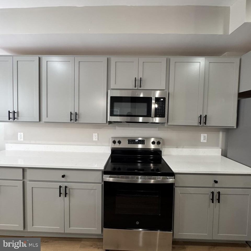 2216 Whittier Ave - Photo 3 of 15