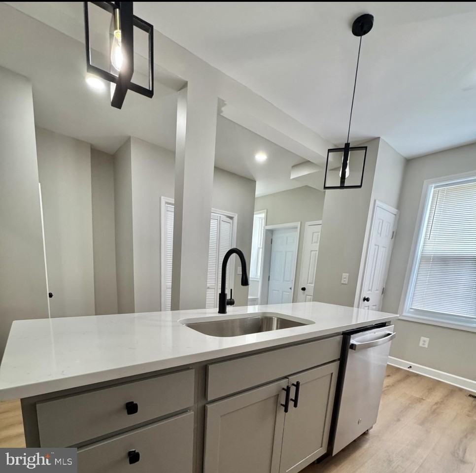 2216 Whittier Ave - Photo 4 of 15