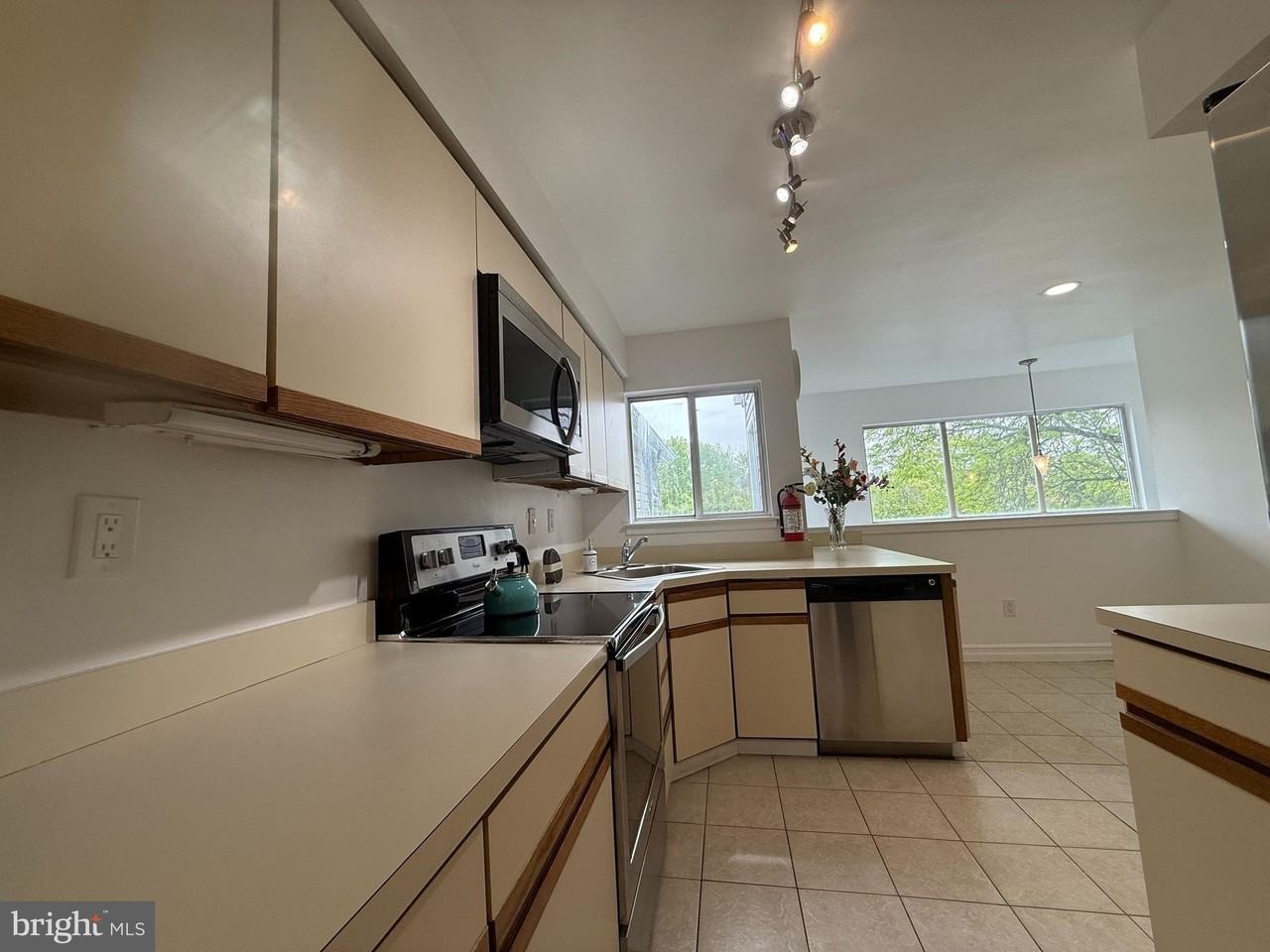 828 Chanticleer - Photo 3 of 25