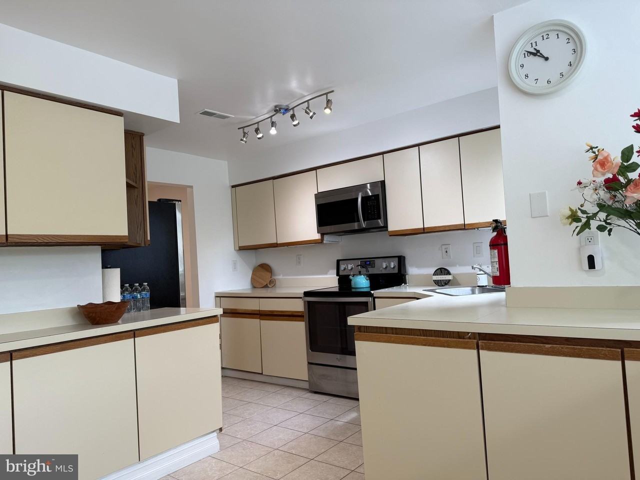 828 Chanticleer - Photo 4 of 25