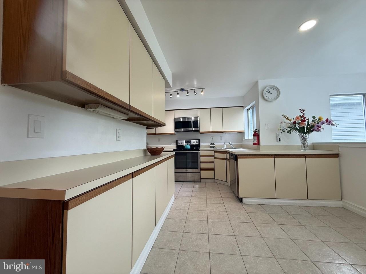 828 Chanticleer - Photo 5 of 25