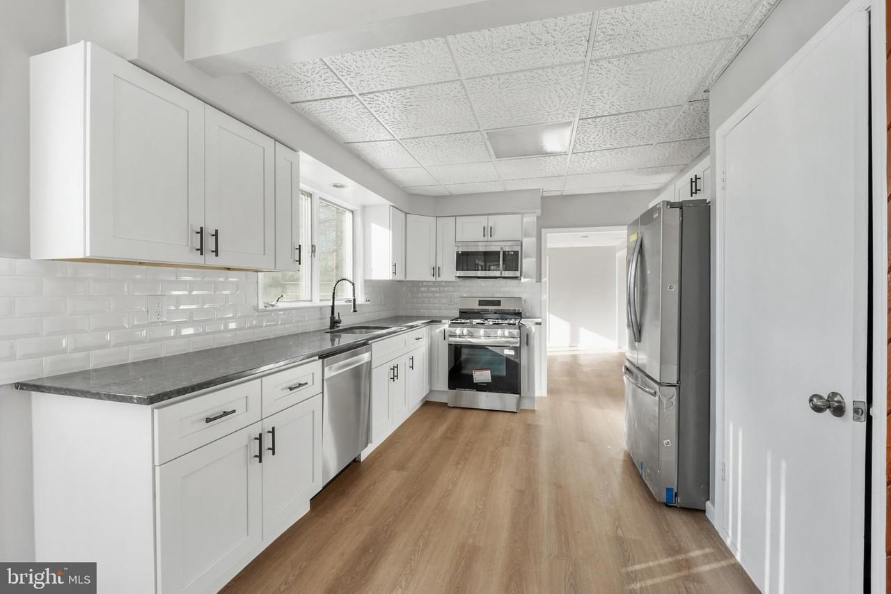 101 Railroad Blvd - Photo 2 of 24