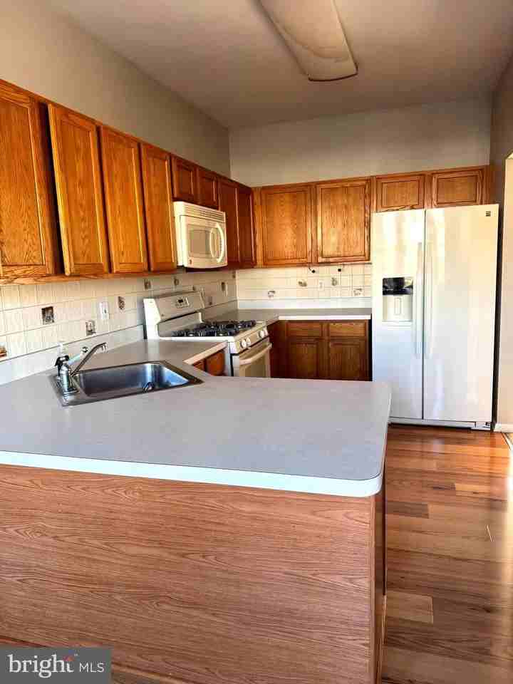 30 Amesbury Ct - Photo 7 of 30