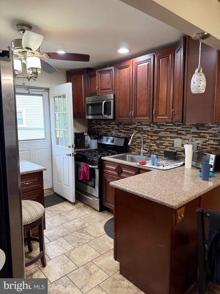 1062 Terrace Blvd - Photo 3 of 19
