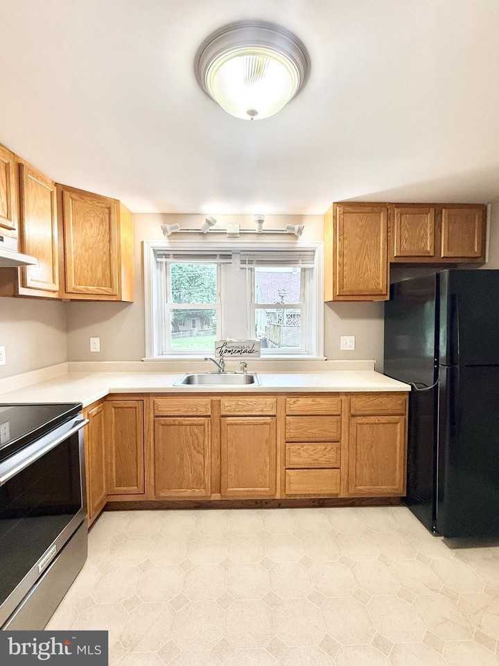 735 Fisher Ave - Photo 4 of 16