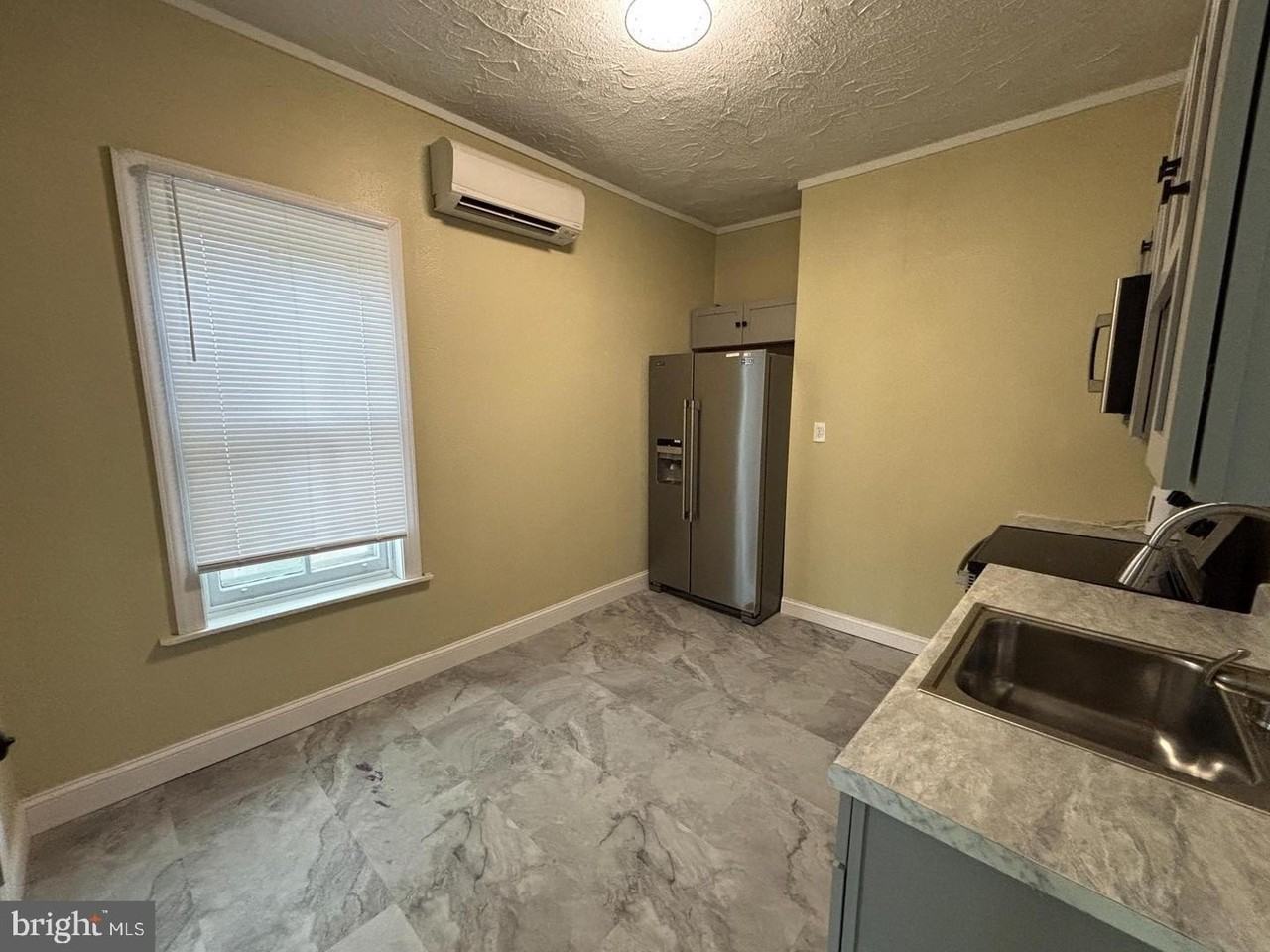 130 E 4th St #2 - Photo 3 of 16