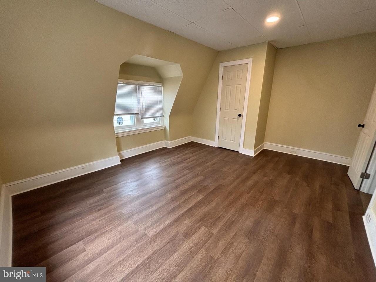 130 E 4th St #2 - Photo 4 of 16