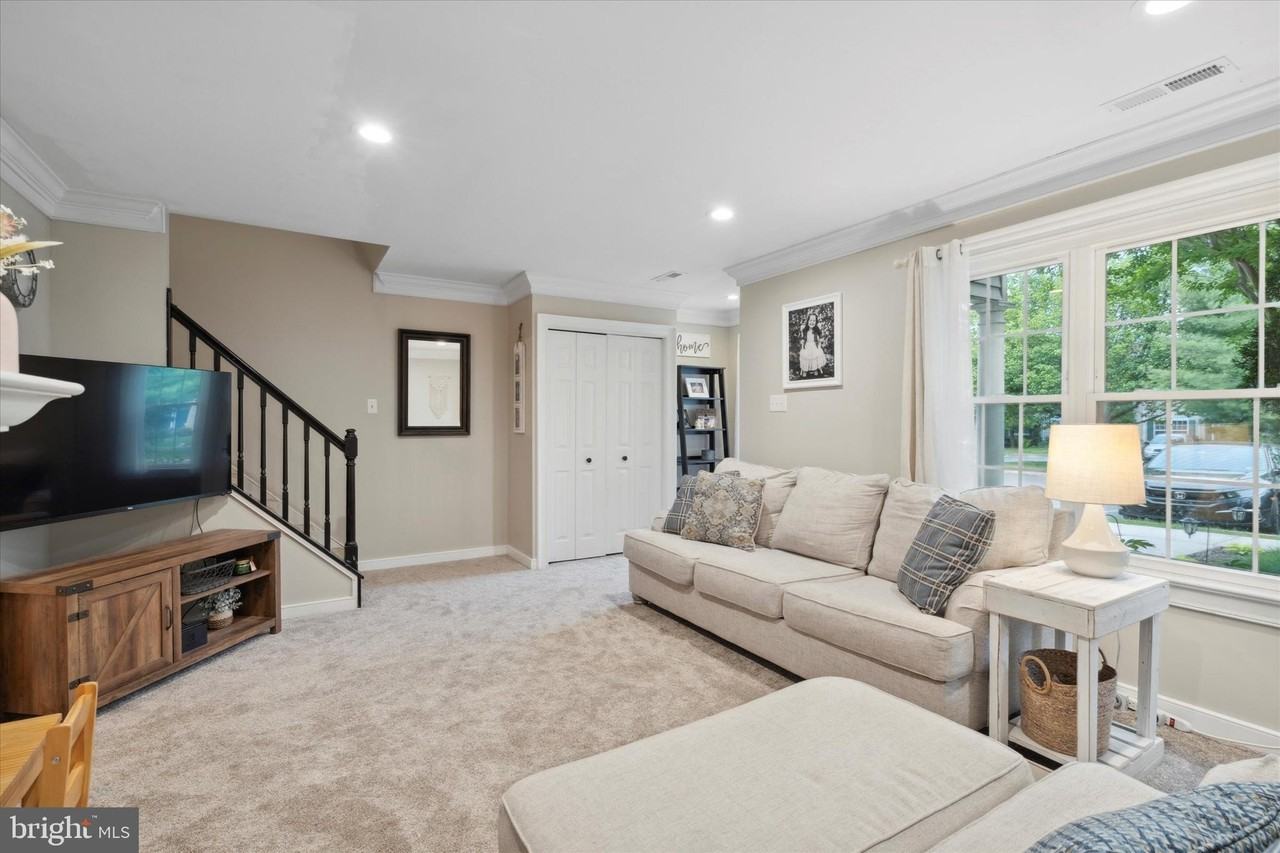 109 Hawthorne Ct - Photo 2 of 20