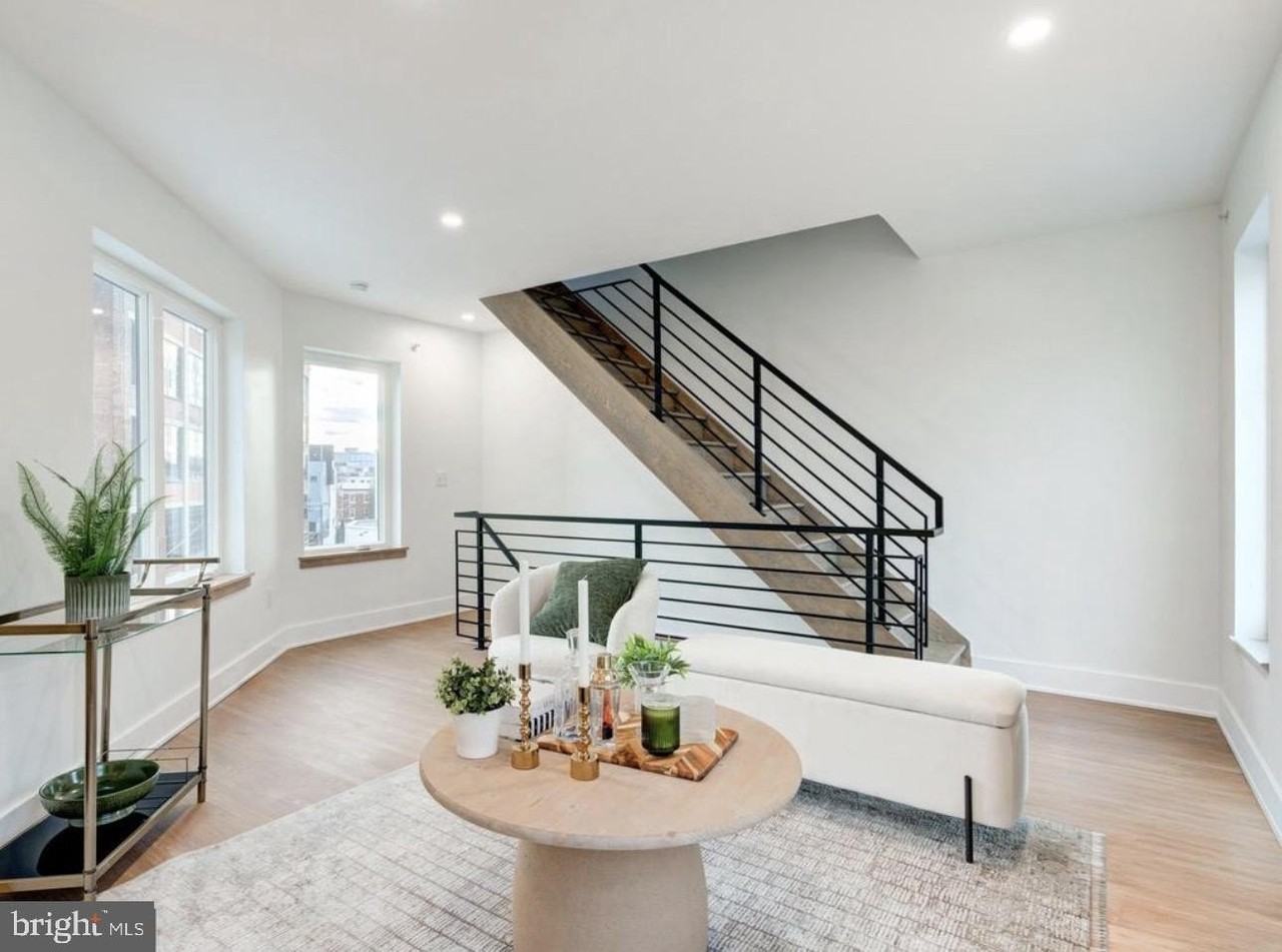 437 Memphis St - Photo 3 of 25