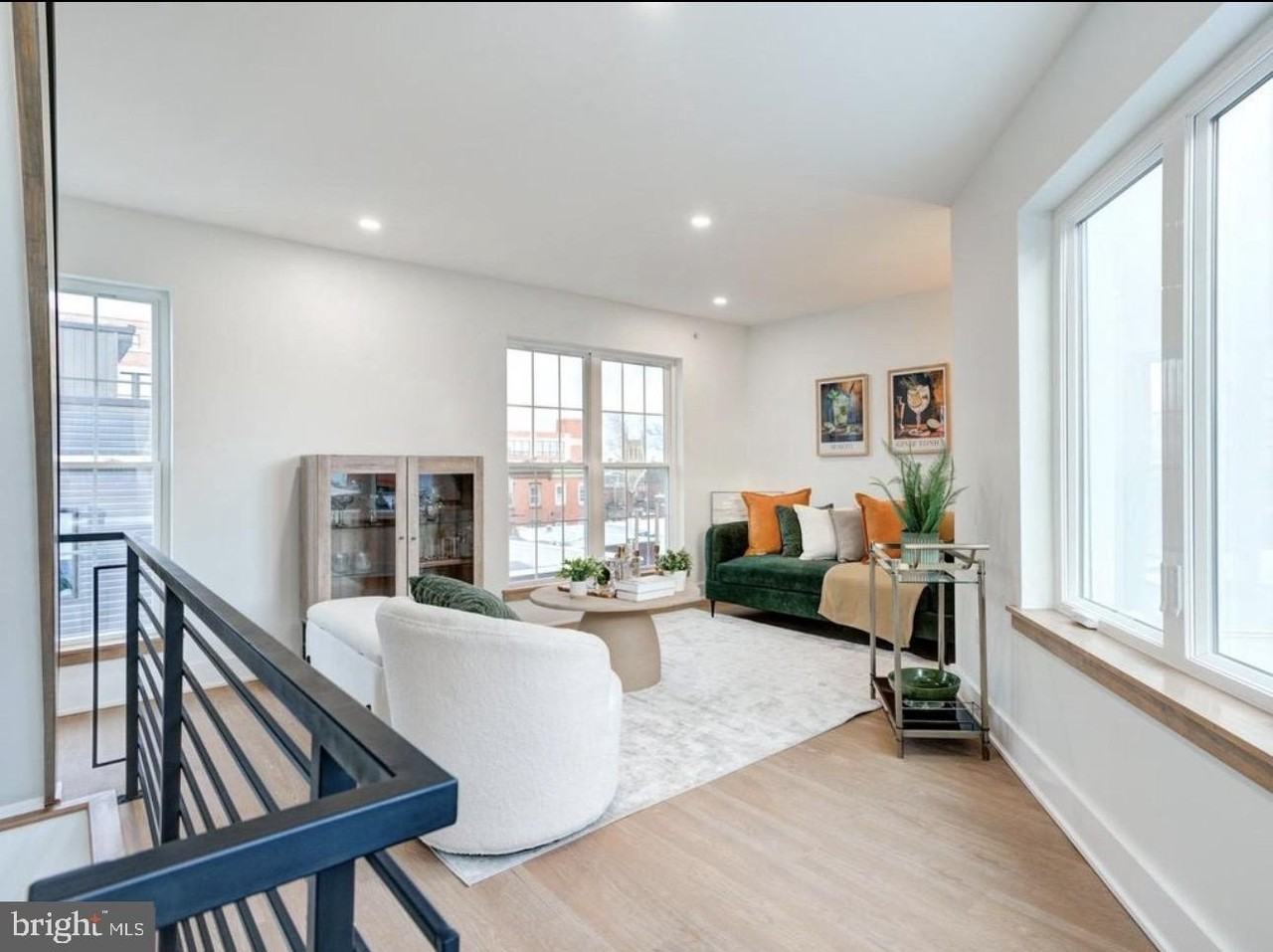 437 Memphis St - Photo 5 of 25