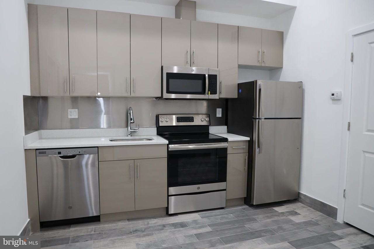 1231 Vine St #1 - Photo 3 of 31