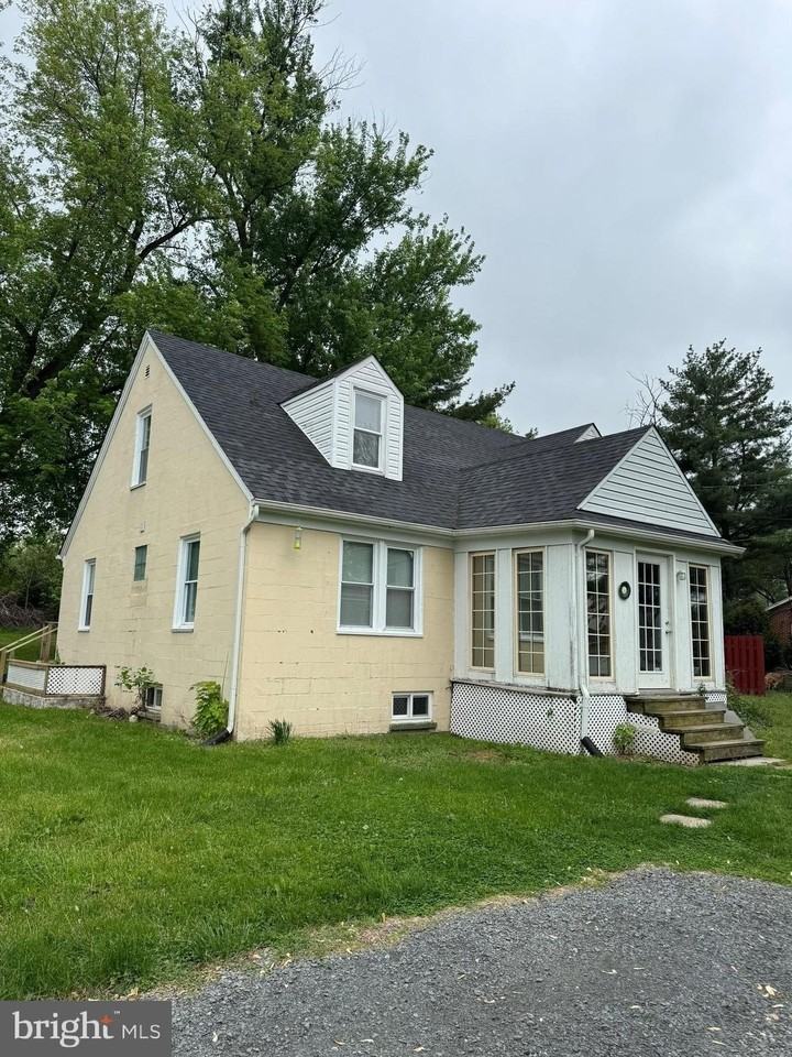 516 S Church St - Photo 2 of 20