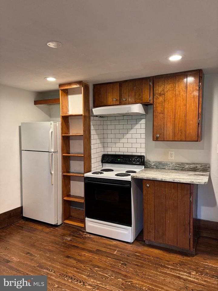 516 S Church St - Photo 4 of 20