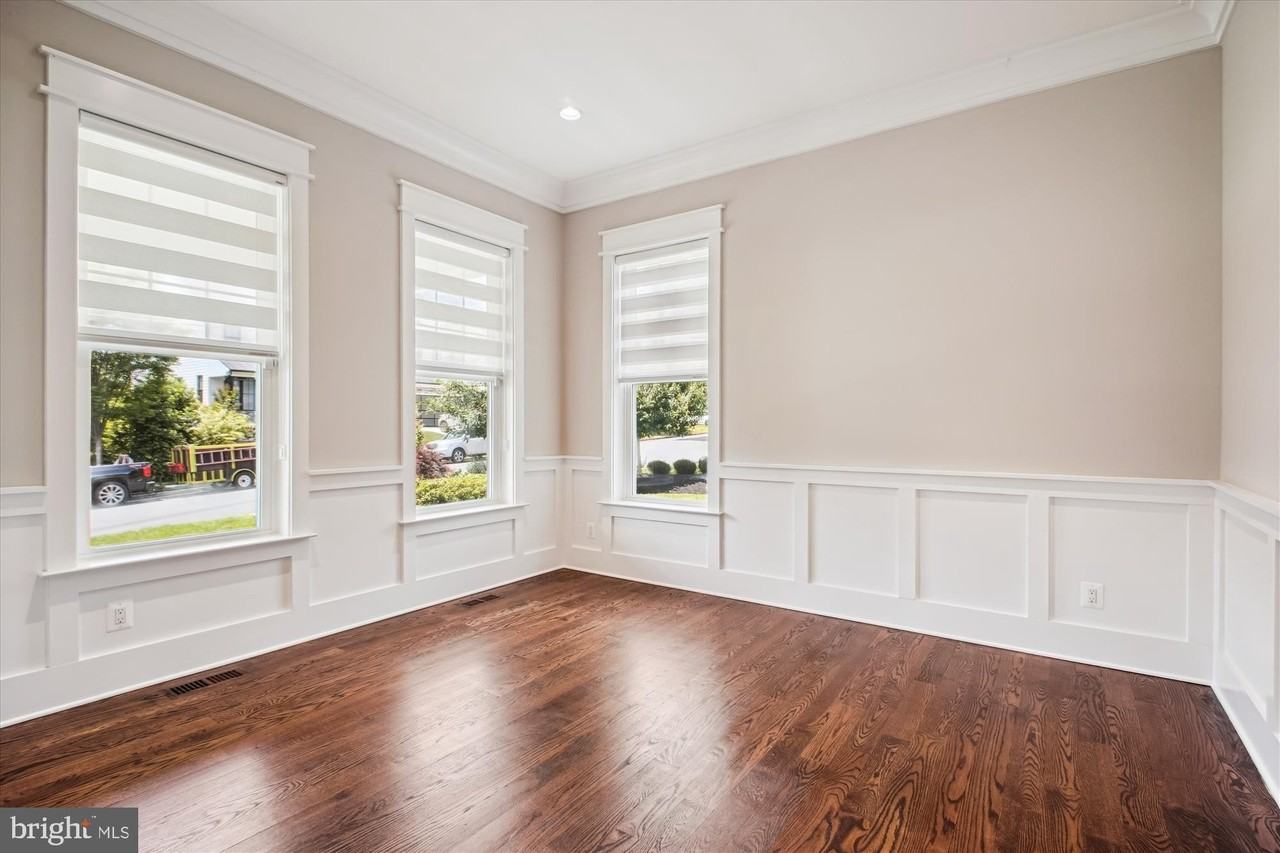 1565 Hane St - Photo 4 of 43