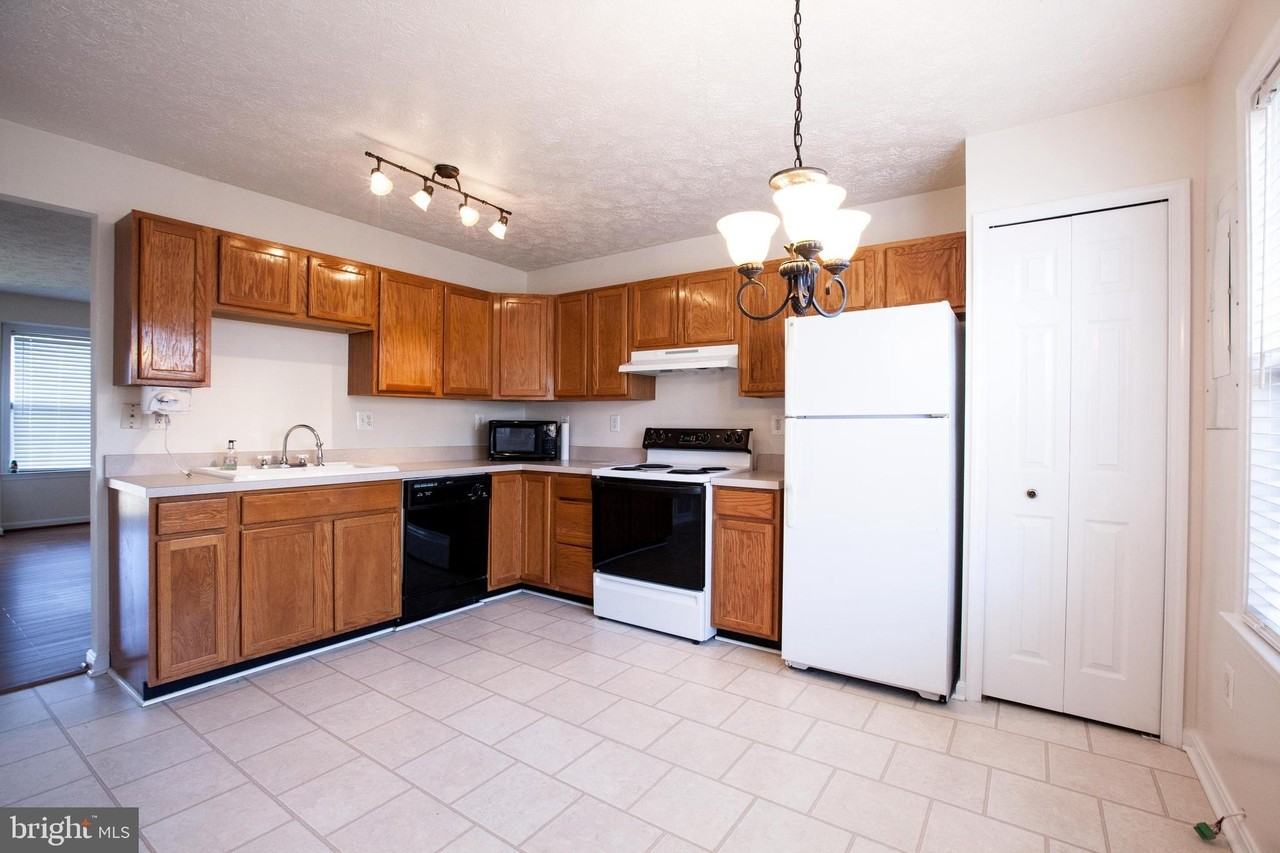 10502 Guilderland Ct - Photo 5 of 16