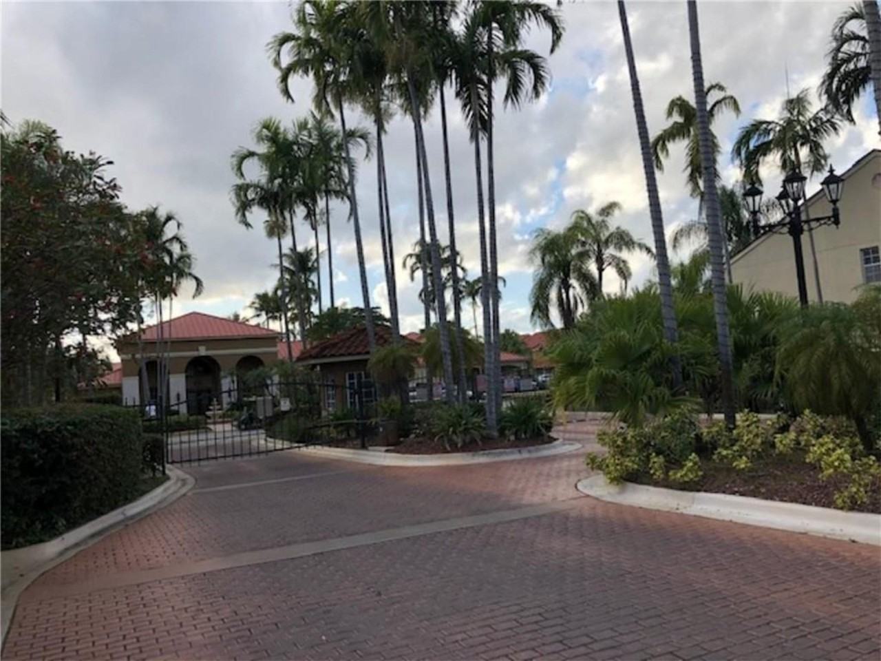 18352 Nw 68th Ave #E - Photo 2 of 34