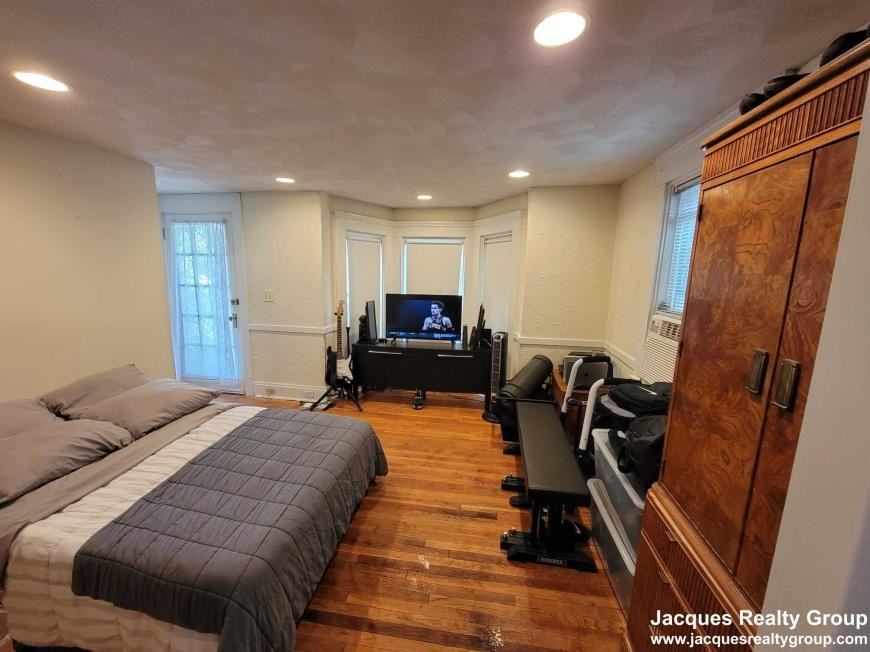 476 Main St - Photo 2 of 5