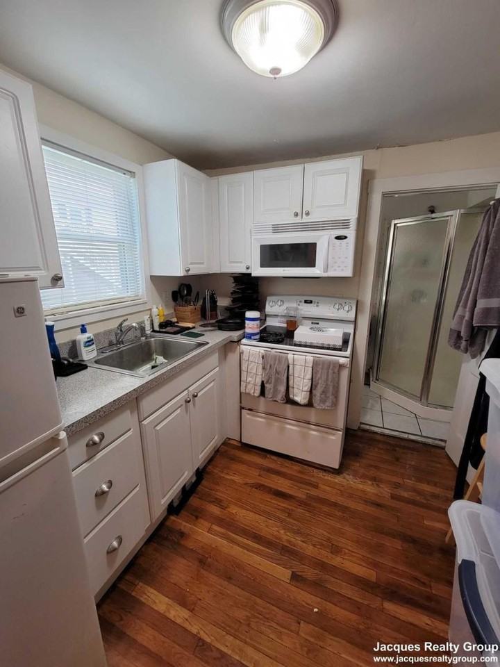 476 Main St - Photo 4 of 5