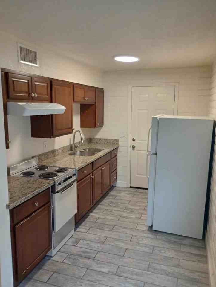 1017 N Main St - Photo 2 of 10