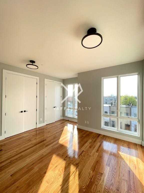 170 Covert St - Photo 4 of 10