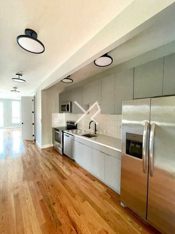 170 Covert St - Photo 6 of 10