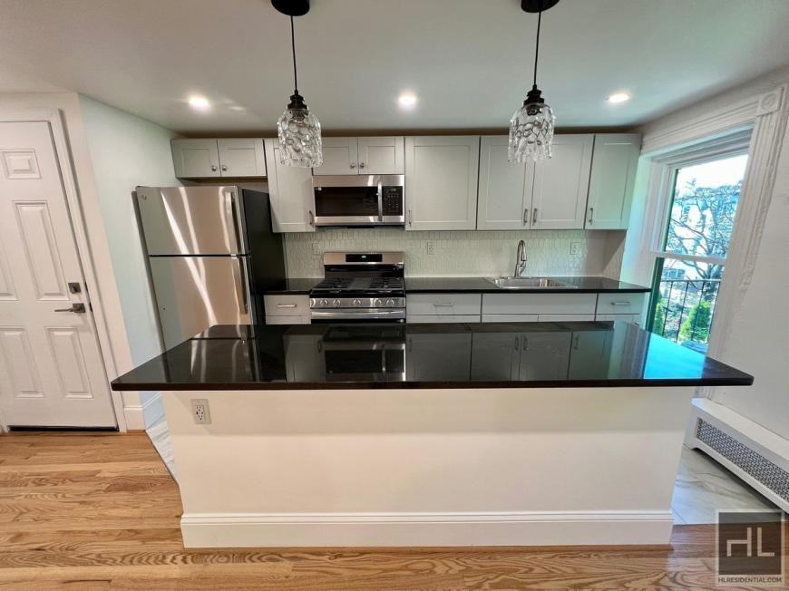 523A Hancock St - Photo 3 of 10