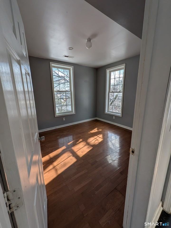 220 Munson St - Photo 4 of 11