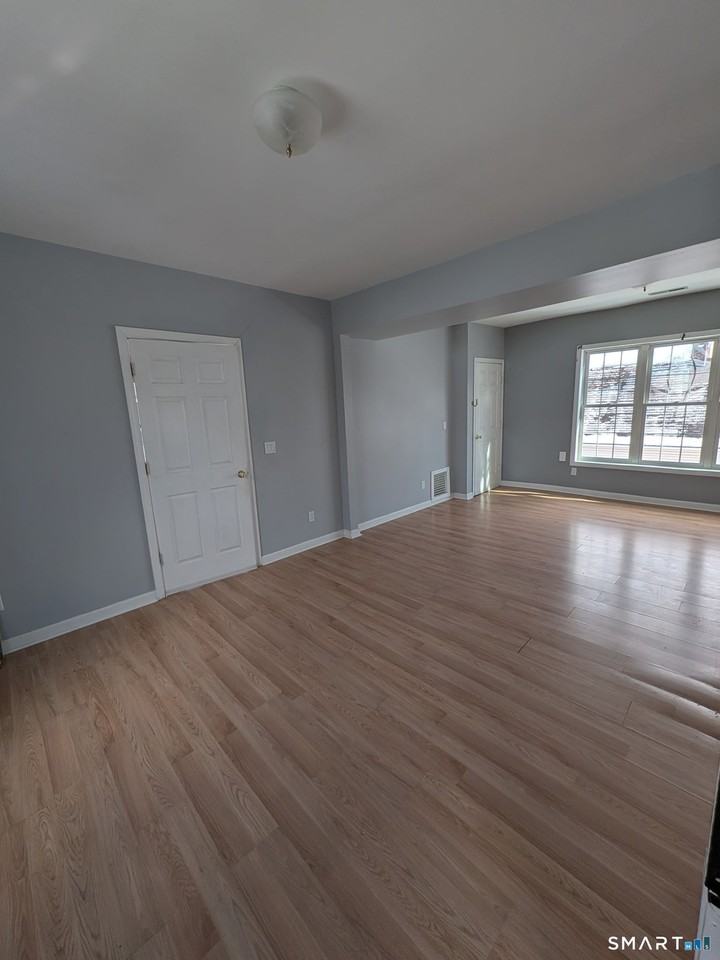 220 Munson St - Photo 6 of 11
