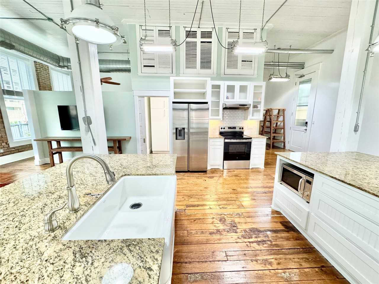 219 22nd St - Photo 7 of 35