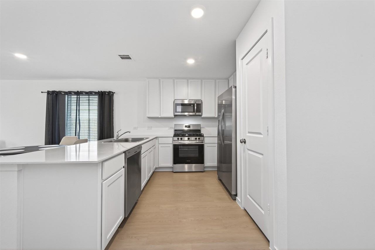 10720 Ellerston Rd - Photo 5 of 32
