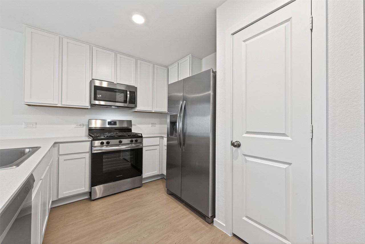 10720 Ellerston Rd - Photo 6 of 32