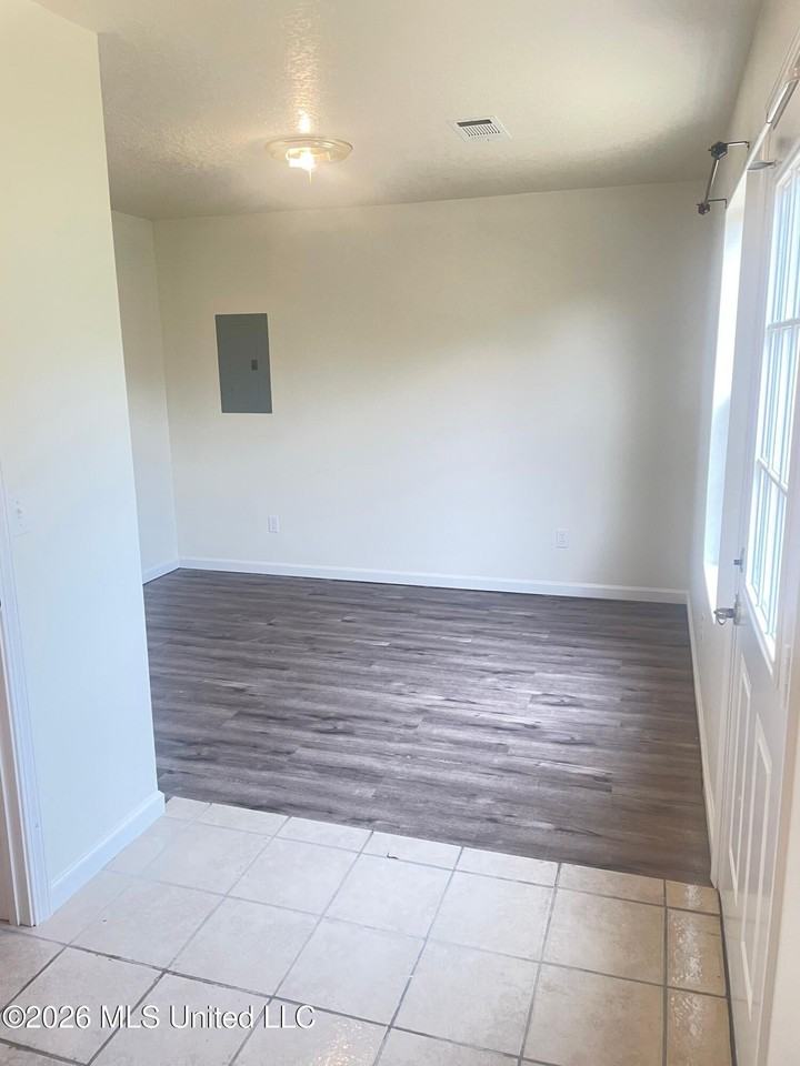 10055 Peachtree Dr - Photo 4 of 10