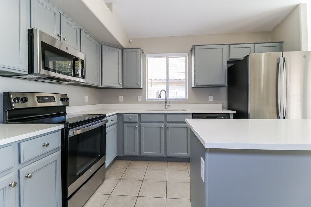 9847 W Irma Ln - Photo 6 of 16