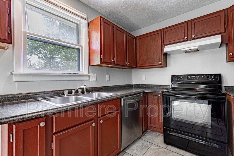 2727 S Vermont Ave - Photo 5 of 10