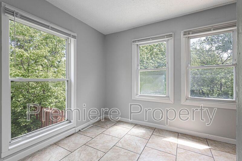 2727 S Vermont Ave - Photo 6 of 10